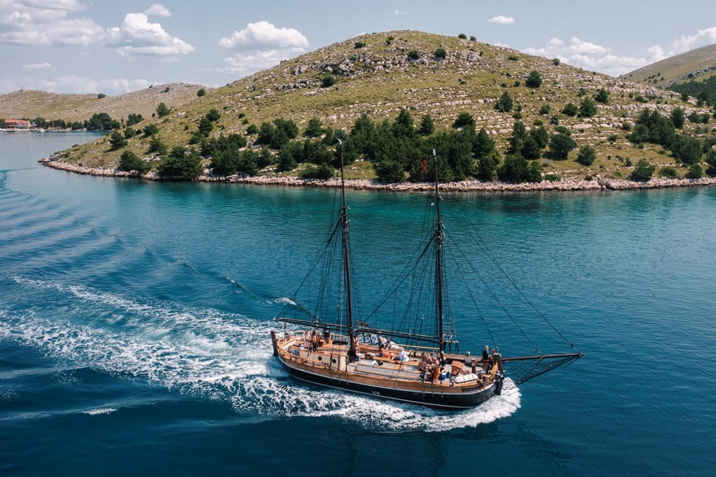 Izlet brodom do otoka Iža - večera uz glazbu